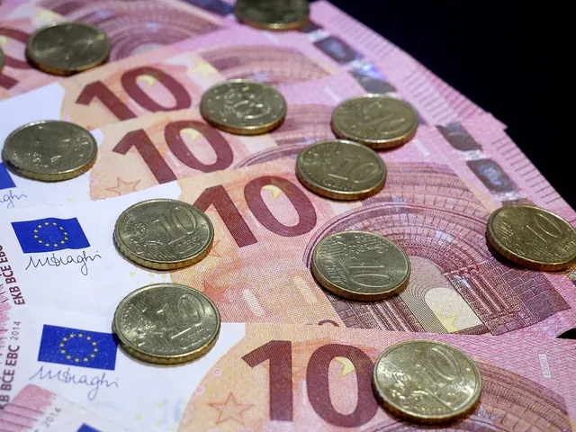 Платити в гривні чи валюті