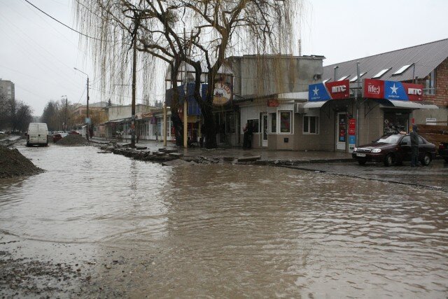 Одна з вулиць Чернівців перетворилась на річку (фото)