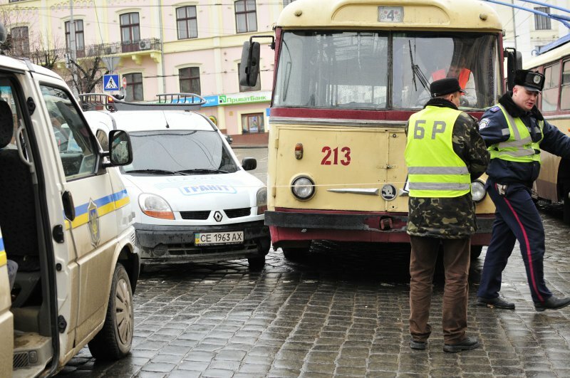 В центрі Чернівців автівка зіткнулась з тролейбусом (фото)