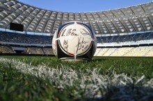 Вболівальники провідних українських клубів зможуть отримати м’яч з автографами гравців, купуючи електронні квитки на футбол