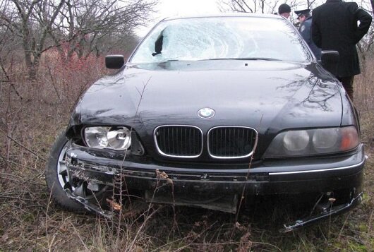 ДТП: на Буковині водій BMW збив києвлянина і залишив помирати (фото)