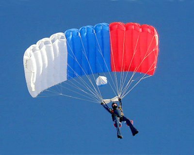 У Кіцманському районі приземлився "російський парашутист"