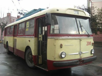 В Чернівцях безхатченко напав на тролейбус