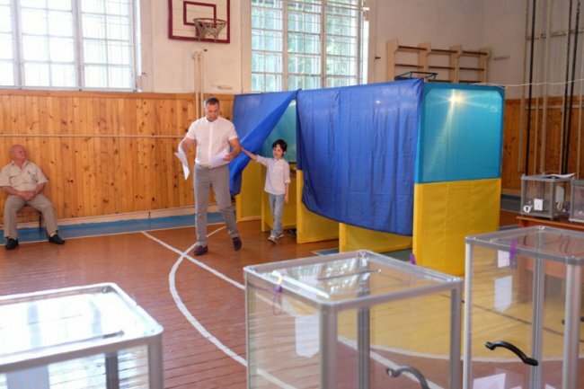 Михайлішин проголосував з сім'єю (фото)