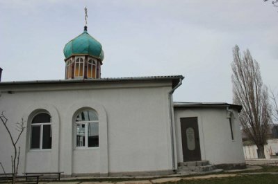 Відео нападу "козаків" на український храм в Криму