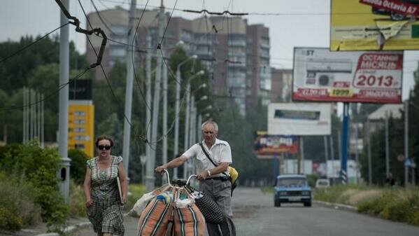 Зі Слов'янська люди масово тікають від війни (фото)