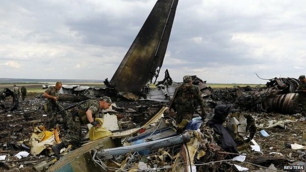 Фото уламків збитого терористами літака в Луганську