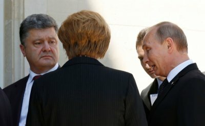 Порошенко і Путін провели таємну зустріч, після чого потиснули руки