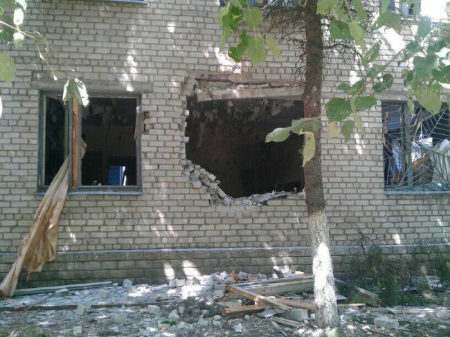 В Слов'янську снаряд пробив діру у будинку(фото)