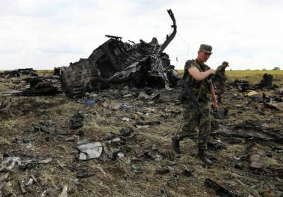 Фото уламків збитого терористами літака в Луганську