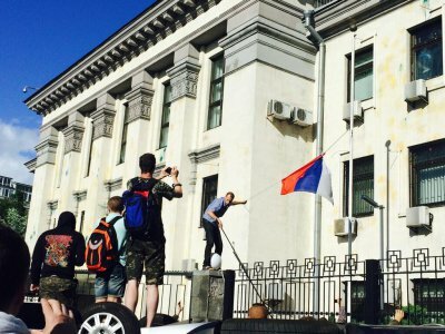 На посольстві Росії в Україні повісили червоно-чорний прапор (фото)
