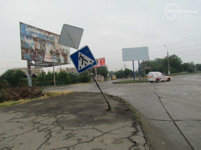 На сході України військова техніка погнула дорожні знаки (фото)