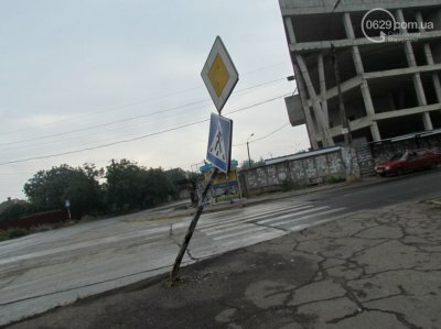На сході України військова техніка погнула дорожні знаки (фото)