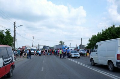 На Буковині люди перекрили дорогу (фото)