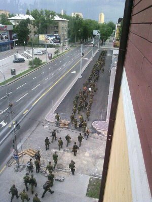 Сотня бойовиків крокує вулицями Донецька (фото)